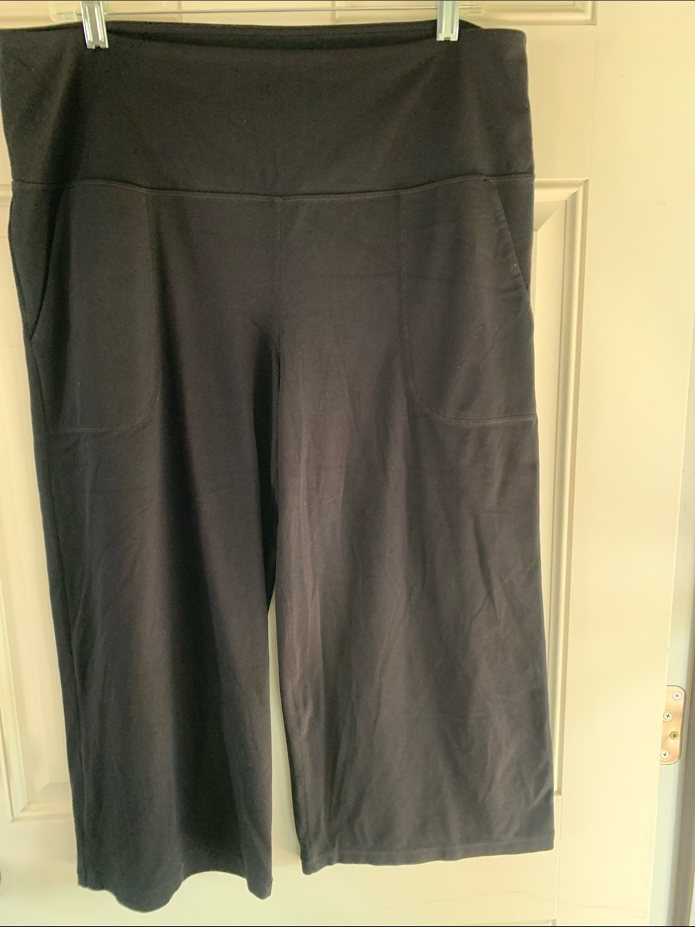 Tuff Athletics Black Wide-Leg Capri Pants